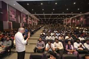 નવી પેઢીના નવા વિચારો, 'વિકસિત ભારત'નો મજબૂત પાયો!  પ્રદેશ અધ્યક્ષ શ્રીજગદીશ પંચાલે આજે વડોદરાની પારુલ યુનિવર્સિટી ખાતે આયોજિત 'વિકસિત ભારત આંત્રપ્રિન્યોર સમિટ'માં વિદ્યાર્થીઓ અને યુવા ઉદ્યોગ સાહસિકો સાથે સંવાદ કર્યો. આ પ્રસંગે પ્રદેશ મહામંત્રી શ્રી હિતેન્દ્રસિંહ ચૌહાણ, પ્રદેશ ઉપાધ્યક્ષ શ્રી રસિકભાઈ પ્રજાપતિ, સાંસદ અને યુવા મોરચાના પ્રદેશ પ્રમુખ ડૉ.હેમાંગભાઈ જોષી, જિલ્લા પ્રમુખ ડૉ.બી જે બ્રહ્મભટ્ટ, પ્રભારી ડૉ.ઋત્વિજભાઈ પટેલ સહિત વિદ્યાર્થીઓ અને યુવા ઉદ્યોગ સાહસિકો ઉપસ્થિત રહ્યાં