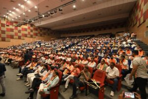 સંવિધાન હત્યા દિવસ - ભારતીય લોકશાહીનો સૌથી કાળો અધ્યાય! 1975માં કોંગ્રેસ દ્વારા લાદવામાં આવેલી કટોકટી અને બંધારણની હત્યાની યાદમાં આજે વડોદરા મહાનગર ખાતે 'સંવિધાન હત્યા દિવસ' નિમિત્તે પ્રદેશ અધ્યક્ષ શ્રીજગદીશ પંચાલે પ્રદર્શની નિહાળી તથા નગરજનો સાથે સંવાદ કર્યો. આ અવસરે પ્રદેશ અધ્યક્ષશ્રીની વિશેષ ઉપસ્થિતિમાં લોકશાહીને બચાવવા જેલવાસ ભોગનાર 'મિસાવાસી' વડીલોનું સન્માન કરવામાં આવ્યું.  આ કાર્યક્રમમાં પ્રદેશ મહામંત્રી શ્રી હિતેન્દ્રસિંહ ચૌહાણ, રાજ્યકક્ષાના મંત્રી ડૉ.મનીષાબેન વકીલ, પ્રદેશ ઉપાધ્યક્ષ શ્રી રસિકભાઈ પ્રજાપતિ, મહાનગરના અધ્યક્ષ ડૉ.જયપ્રકાશભાઈ સોની, મેયર શ્રીમતી ગીતાબેન મકવાણા સહિત ધારાસભ્યો, હોદ્દેદારો અને મોટી સંખ્યામાં કાર્યકર્તાઓ અને નગરજનો ઉપસ્થિત રહ્યાં.