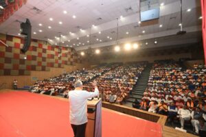 સંવિધાન હત્યા દિવસ - ભારતીય લોકશાહીનો સૌથી કાળો અધ્યાય! 1975માં કોંગ્રેસ દ્વારા લાદવામાં આવેલી કટોકટી અને બંધારણની હત્યાની યાદમાં આજે વડોદરા મહાનગર ખાતે 'સંવિધાન હત્યા દિવસ' નિમિત્તે પ્રદેશ અધ્યક્ષ શ્રીજગદીશ પંચાલે પ્રદર્શની નિહાળી તથા નગરજનો સાથે સંવાદ કર્યો. આ અવસરે પ્રદેશ અધ્યક્ષશ્રીની વિશેષ ઉપસ્થિતિમાં લોકશાહીને બચાવવા જેલવાસ ભોગનાર 'મિસાવાસી' વડીલોનું સન્માન કરવામાં આવ્યું.  આ કાર્યક્રમમાં પ્રદેશ મહામંત્રી શ્રી હિતેન્દ્રસિંહ ચૌહાણ, રાજ્યકક્ષાના મંત્રી ડૉ.મનીષાબેન વકીલ, પ્રદેશ ઉપાધ્યક્ષ શ્રી રસિકભાઈ પ્રજાપતિ, મહાનગરના અધ્યક્ષ ડૉ.જયપ્રકાશભાઈ સોની, મેયર શ્રીમતી ગીતાબેન મકવાણા સહિત ધારાસભ્યો, હોદ્દેદારો અને મોટી સંખ્યામાં કાર્યકર્તાઓ અને નગરજનો ઉપસ્થિત રહ્યાં.