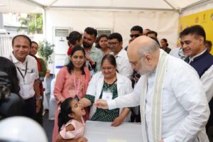 માનનીય કેન્દ્રીય ગૃહ અને સહકાર મંત્રી શ્રી અમિત શાહ ના શુભહસ્તે તથા માનનીય મુખ્યમંત્રી શ્રી ભૂપેન્દ્ર પટેલની  વિશેષ ઉપસ્થિતિમાં 'પીએમ - ફેમિલી કેર ટ્રેકર'ના પાયલોટ પ્રોજેક્ટનો શુભારંભ થયો.   આ પ્રોજેક્ટ હેઠળ રાજ્યનું એક પણ બાળક રસીકરણથી વંચિત ન રહે તે સુનિશ્ચિત કરાશે. બાળકના જન્મથી જ એક વિશેષ કાર્ડ બનશે, જેમાં તેના 18 વર્ષ સુધીના આનુવંશિક અને અન્ય રોગોના નિદાન તથા સારવારની વિગતો ડિજિટલ સ્વરૂપે ઉપલબ્ધ રહેશે. આ પ્રસંગે નાયબ મુખ્યમંત્રી શ્રી હર્ષભાઈ સંઘવી, રાજ્યકક્ષાના મંત્રી શ્રી પ્રફુલભાઈ પાનશેરીયા, મેયર શ્રીમતી મીરાબેન પટેલ સહિત હોદ્દેદારો અને નગરજનો ઉપસ્થિત રહ્યાં.