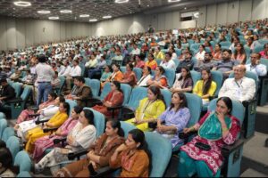 માનનીય કેન્દ્રીય ગૃહ અને સહકાર મંત્રી શ્રી અમિત શાહ ના શુભહસ્તે તથા માનનીય મુખ્યમંત્રી શ્રી ભૂપેન્દ્ર પટેલની વિશેષ ઉપસ્થિતિમાં 'પીએમ - ફેમિલી કેર ટ્રેકર'ના પાયલોટ પ્રોજેક્ટનો શુભારંભ થયો. આ પ્રોજેક્ટ હેઠળ રાજ્યનું એક પણ બાળક રસીકરણથી વંચિત ન રહે તે સુનિશ્ચિત કરાશે. બાળકના જન્મથી જ એક વિશેષ કાર્ડ બનશે, જેમાં તેના 18 વર્ષ સુધીના આનુવંશિક અને અન્ય રોગોના નિદાન તથા સારવારની વિગતો ડિજિટલ સ્વરૂપે ઉપલબ્ધ રહેશે. આ પ્રસંગે નાયબ મુખ્યમંત્રી શ્રી હર્ષભાઈ સંઘવી, રાજ્યકક્ષાના મંત્રી શ્રી પ્રફુલભાઈ પાનશેરીયા, મેયર શ્રીમતી મીરાબેન પટેલ સહિત હોદ્દેદારો અને નગરજનો ઉપસ્થિત રહ્યાં.
