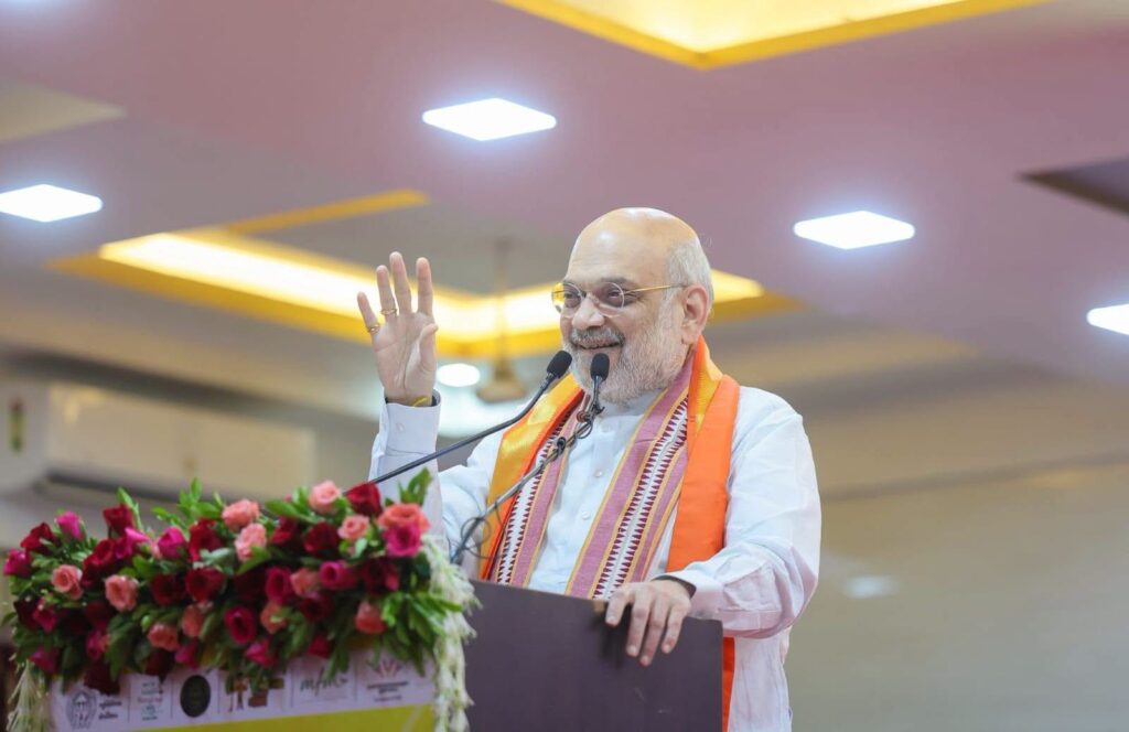 માનનીય કેન્દ્રીય ગૃહ અને સહકાર મંત્રી શ્રીઅમિત શાહની અધ્યક્ષતામાં આજે જિલ્લા વિકાસ સમન્વય અને દેખરેખ સમિતિ (DISHA)ની બેઠક યોજાઈ.  આ બેઠકમાં નાયબ મુખ્યમંત્રી શ્રી હર્ષ સંઘવી  , સાંસદ શ્રી હસમુખભાઈ પટેલ, શ્રી હરિભાઈ પટેલ સહિત ધારાસભ્યો અને અધિકારીઓ ઉપસ્થિત રહ્યાં.