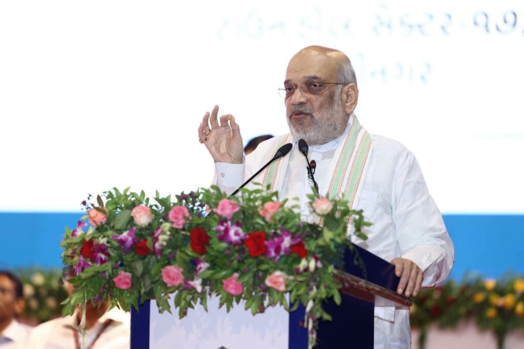માનનીય કેન્દ્રીય ગૃહ અને સહકાર મંત્રી શ્રી અમિત શાહ ના શુભહસ્તે તથા માનનીય મુખ્યમંત્રી શ્રી ભૂપેન્દ્ર પટેલની  વિશેષ ઉપસ્થિતિમાં 'પીએમ - ફેમિલી કેર ટ્રેકર'ના પાયલોટ પ્રોજેક્ટનો શુભારંભ થયો.   આ પ્રોજેક્ટ હેઠળ રાજ્યનું એક પણ બાળક રસીકરણથી વંચિત ન રહે તે સુનિશ્ચિત કરાશે. બાળકના જન્મથી જ એક વિશેષ કાર્ડ બનશે, જેમાં તેના 18 વર્ષ સુધીના આનુવંશિક અને અન્ય રોગોના નિદાન તથા સારવારની વિગતો ડિજિટલ સ્વરૂપે ઉપલબ્ધ રહેશે. આ પ્રસંગે નાયબ મુખ્યમંત્રી શ્રી હર્ષભાઈ સંઘવી, રાજ્યકક્ષાના મંત્રી શ્રી પ્રફુલભાઈ પાનશેરીયા, મેયર શ્રીમતી મીરાબેન પટેલ સહિત હોદ્દેદારો અને નગરજનો ઉપસ્થિત રહ્યાં.