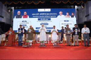 માનનીય કેન્દ્રીય ગૃહ અને સહકાર મંત્રી શ્રી અમિત શાહ ના શુભહસ્તે તથા માનનીય મુખ્યમંત્રી શ્રી ભૂપેન્દ્ર પટેલની  વિશેષ ઉપસ્થિતિમાં 'પીએમ - ફેમિલી કેર ટ્રેકર'ના પાયલોટ પ્રોજેક્ટનો શુભારંભ થયો.   આ પ્રોજેક્ટ હેઠળ રાજ્યનું એક પણ બાળક રસીકરણથી વંચિત ન રહે તે સુનિશ્ચિત કરાશે. બાળકના જન્મથી જ એક વિશેષ કાર્ડ બનશે, જેમાં તેના 18 વર્ષ સુધીના આનુવંશિક અને અન્ય રોગોના નિદાન તથા સારવારની વિગતો ડિજિટલ સ્વરૂપે ઉપલબ્ધ રહેશે. આ પ્રસંગે નાયબ મુખ્યમંત્રી શ્રી હર્ષભાઈ સંઘવી, રાજ્યકક્ષાના મંત્રી શ્રી પ્રફુલભાઈ પાનશેરીયા, મેયર શ્રીમતી મીરાબેન પટેલ સહિત હોદ્દેદારો અને નગરજનો ઉપસ્થિત રહ્યાં.