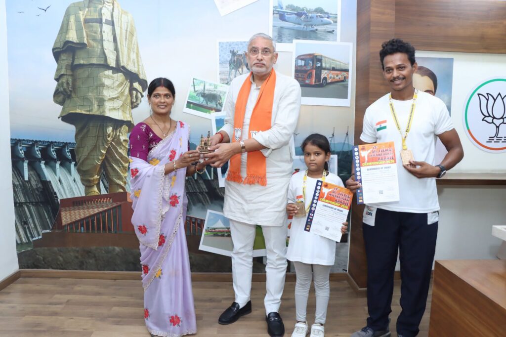 ગુજરાતના યુવા રત્નોએ વૈશ્વિક મંચ પર વધાર્યું ભારતનું ગૌરવ! 🇮🇳🥋 નેપાળ ખાતે આયોજિત 'માઉન્ટ એવરેસ્ટ ઇન્ટરનેશનલ કરાટે ચેમ્પિયનશિપ'માં ભારતને ગોલ્ડ મેડલ અપાવી દેશનું નામ રોશન કરનાર અમદાવાદના સાલની વિજયકુમાર વિશ્વકર્મા અને આરવ રાજપુત સાથે પ્રદેશ અધ્યક્ષ શ્રી Jagdish Panchal એ આજે પ્રદેશ કાર્યાલય 'શ્રી કમલમ્' ખાતે મુલાકાત કરી હાર્દિક અભિનંદન પાઠવ્યા અને ઉજ્જવળ ભવિષ્ય માટે શુભેચ્છાઓ પાઠવી.