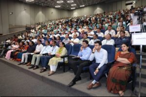 માનનીય કેન્દ્રીય ગૃહ અને સહકાર મંત્રી શ્રી અમિત શાહ ના શુભહસ્તે તથા માનનીય મુખ્યમંત્રી શ્રી ભૂપેન્દ્ર પટેલની  વિશેષ ઉપસ્થિતિમાં 'પીએમ - ફેમિલી કેર ટ્રેકર'ના પાયલોટ પ્રોજેક્ટનો શુભારંભ થયો.   આ પ્રોજેક્ટ હેઠળ રાજ્યનું એક પણ બાળક રસીકરણથી વંચિત ન રહે તે સુનિશ્ચિત કરાશે. બાળકના જન્મથી જ એક વિશેષ કાર્ડ બનશે, જેમાં તેના 18 વર્ષ સુધીના આનુવંશિક અને અન્ય રોગોના નિદાન તથા સારવારની વિગતો ડિજિટલ સ્વરૂપે ઉપલબ્ધ રહેશે. આ પ્રસંગે નાયબ મુખ્યમંત્રી શ્રી હર્ષભાઈ સંઘવી, રાજ્યકક્ષાના મંત્રી શ્રી પ્રફુલભાઈ પાનશેરીયા, મેયર શ્રીમતી મીરાબેન પટેલ સહિત હોદ્દેદારો અને નગરજનો ઉપસ્થિત રહ્યાં.