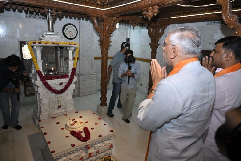 પ્રદેશ અધ્યક્ષ શ્રી જગદીશ પંચાલે આજે અમદાવાદના પીરાણા સ્થિત પ્રેરણાપીઠ તીર્થધામ ખાતે દર્શન કર્યા અને સૌની સુખાકારી માટે પ્રાર્થના કરી.