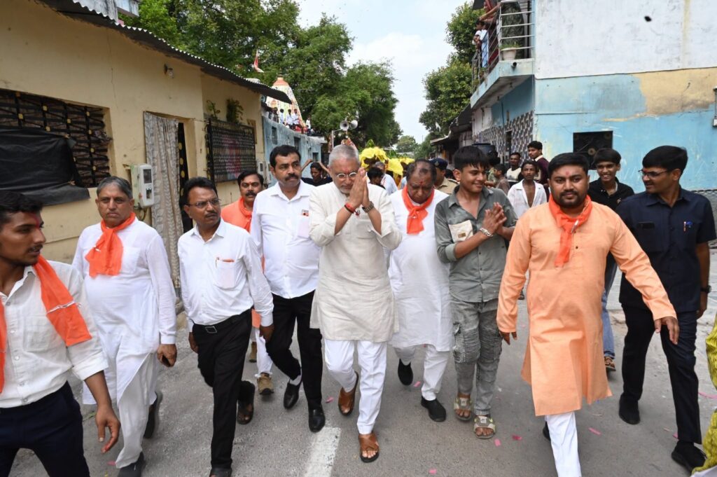 જય જગન્નાથ 🙏 અષાઢી બીજના પાવન પર્વે યોજાનારી પ્રભુ જગન્નાથજીની ભવ્ય રથયાત્રા પૂર્વે, આજે જેઠ સુદ પૂર્ણિમાના મંગલમય દિવસે અમદાવાદ ખાતે ભગવાનની પરંપરાગત 'જળયાત્રા' યોજાઈ. આ પાવન અવસરે પ્રદેશ અધ્યક્ષ શ્રીજગદીશ પંચાલે ઉપસ્થિત રહી ભગવાન જગન્નાથજીનો જળાભિષેક કર્યો અને સમગ્ર ગુજરાતની જનતાની સુખાકારી માટે પ્રાર્થના કરી