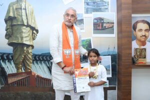 ગુજરાતના યુવા રત્નોએ વૈશ્વિક મંચ પર વધાર્યું ભારતનું ગૌરવ! 🇮🇳🥋 નેપાળ ખાતે આયોજિત 'માઉન્ટ એવરેસ્ટ ઇન્ટરનેશનલ કરાટે ચેમ્પિયનશિપ'માં ભારતને ગોલ્ડ મેડલ અપાવી દેશનું નામ રોશન કરનાર અમદાવાદના સાલની વિજયકુમાર વિશ્વકર્મા અને આરવ રાજપુત સાથે પ્રદેશ અધ્યક્ષ શ્રી Jagdish Panchal એ આજે પ્રદેશ કાર્યાલય 'શ્રી કમલમ્' ખાતે મુલાકાત કરી હાર્દિક અભિનંદન પાઠવ્યા અને ઉજ્જવળ ભવિષ્ય માટે શુભેચ્છાઓ પાઠવી.