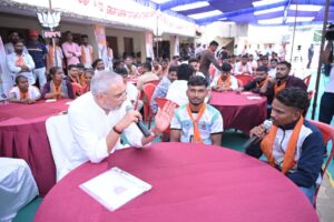 'વિકસિત ભારત યુવા સંવાદ' કાર્યક્રમ અંતર્ગત આજે દાહોદના ધાનપુર ખાતે પ્રદેશ અધ્યક્ષ શ્રીજગદીશ પંચાલે  યુવાનો સાથે સંવાદ કર્યો તેમજ યુવાનોના નવતર વિચારો અને રાષ્ટ્રનિર્માણ પ્રત્યેના તેમના વિઝનને બિરદાવ્યા તથા વિકસિત ભારતના સ્વપ્નને સાકાર કરવા માટે સૌ યુવાનોને આહ્વાન કર્યું. આ પ્રસંગે પ્રદેશ મંત્રી શ્રી શંકરભાઈ આમલીયાર, સાંસદ શ્રી જસવંતસિંહ ભાભોર, જિલ્લા પ્રમુખ શ્રી સ્નેહલભાઈ ધરીયા તથા હોદ્દેદારો અને મોટી સંખ્યામાં યુવાનો ઉપસ્થિત રહ્યાં.