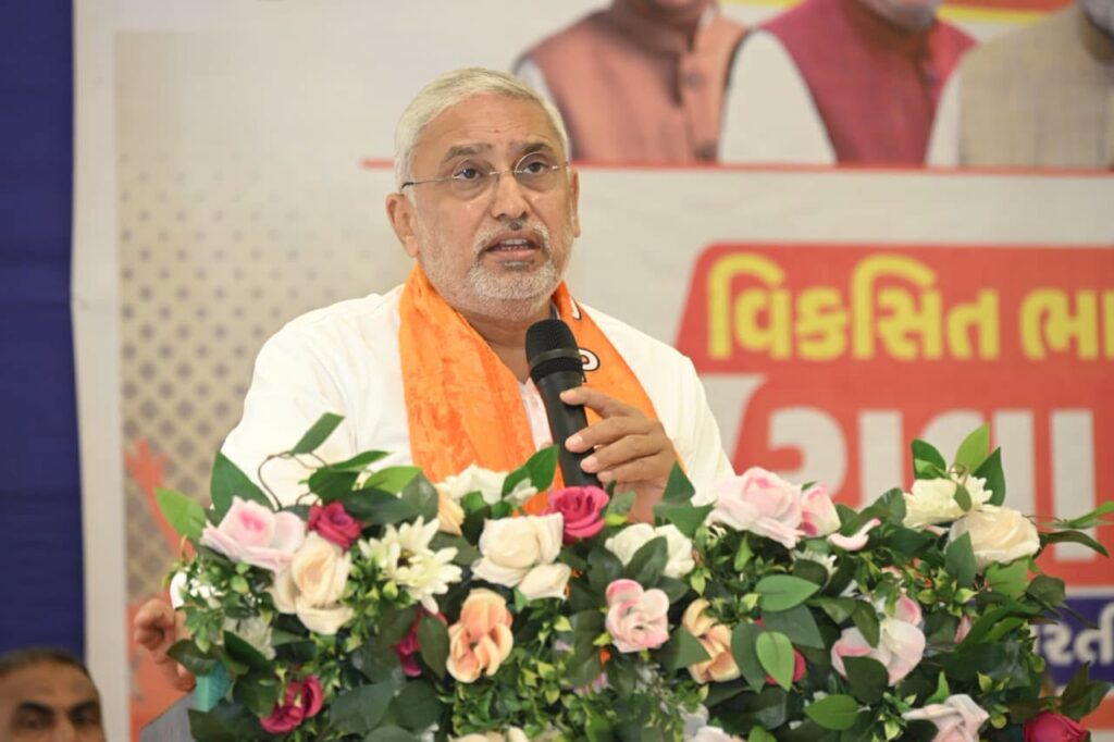 પ્રદેશ અધ્યક્ષ શ્રી જગદીશ પંચાલ આજે દાહોદના પીપલોદ ખાતે આયોજિત 'વિકસિત ભારત યુવા સંવાદ' કાર્યક્રમમાં યુવાનો સાથે સંવાદ કર્યો. આ પ્રસંગે પ્રદેશ મહામંત્રી શ્રી હિતેન્દ્રસિંહ ચૌહાણ, પ્રદેશ મંત્રી શ્રી શંકરભાઈ આમલીયાર, સાંસદ શ્રી જસવંતસિંહ ભાભોર, જિલ્લા પ્રમુખ શ્રી સ્નેહલભાઈ ધરીયા સહિત હોદ્દેદારો અને મોટી સંખ્યામાં યુવાનો ઉપસ્થિત રહ્યાં.