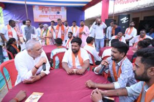'વિકસિત ભારત યુવા સંવાદ' કાર્યક્રમ અંતર્ગત આજે દાહોદના ધાનપુર ખાતે પ્રદેશ અધ્યક્ષ શ્રીજગદીશ પંચાલે  યુવાનો સાથે સંવાદ કર્યો તેમજ યુવાનોના નવતર વિચારો અને રાષ્ટ્રનિર્માણ પ્રત્યેના તેમના વિઝનને બિરદાવ્યા તથા વિકસિત ભારતના સ્વપ્નને સાકાર કરવા માટે સૌ યુવાનોને આહ્વાન કર્યું. આ પ્રસંગે પ્રદેશ મંત્રી શ્રી શંકરભાઈ આમલીયાર, સાંસદ શ્રી જસવંતસિંહ ભાભોર, જિલ્લા પ્રમુખ શ્રી સ્નેહલભાઈ ધરીયા તથા હોદ્દેદારો અને મોટી સંખ્યામાં યુવાનો ઉપસ્થિત રહ્યાં.