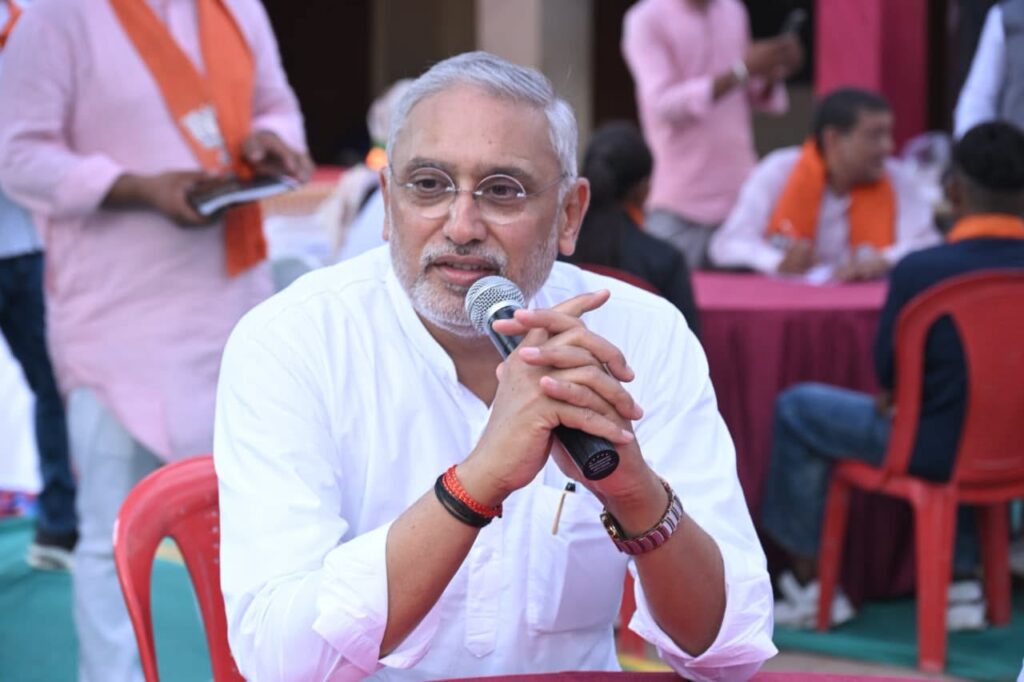 'વિકસિત ભારત યુવા સંવાદ' કાર્યક્રમ અંતર્ગત આજે દાહોદના ધાનપુર ખાતે પ્રદેશ અધ્યક્ષ શ્રીજગદીશ પંચાલે  યુવાનો સાથે સંવાદ કર્યો તેમજ યુવાનોના નવતર વિચારો અને રાષ્ટ્રનિર્માણ પ્રત્યેના તેમના વિઝનને બિરદાવ્યા તથા વિકસિત ભારતના સ્વપ્નને સાકાર કરવા માટે સૌ યુવાનોને આહ્વાન કર્યું. આ પ્રસંગે પ્રદેશ મંત્રી શ્રી શંકરભાઈ આમલીયાર, સાંસદ શ્રી જસવંતસિંહ ભાભોર, જિલ્લા પ્રમુખ શ્રી સ્નેહલભાઈ ધરીયા તથા હોદ્દેદારો અને મોટી સંખ્યામાં યુવાનો ઉપસ્થિત રહ્યાં.