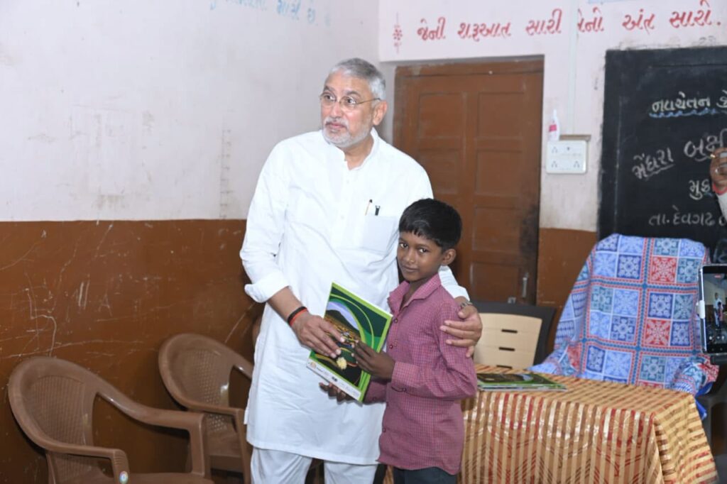 શિક્ષિત ભારત, વિકસિત ભારત  પ્રદેશ અધ્યક્ષ શ્રીજગદીશ પંચાલે આજે દેવગઢ બારીયાના મેઘરા ખાતે અનુદાનિત નિવાસી પ્રાથમિક શાળાની મુલાકાત લીધી અને બાળકોને નોટબૂક અને ફળોનું વિતરણ કર્યું.