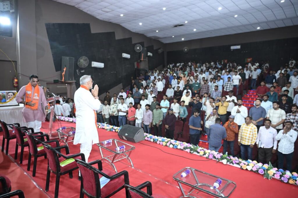 પ્રદેશ અધ્યક્ષ શ્રીજગદીશ પંચાલ આજે શહેરા ખાતે  'વિકસિત ભારત યુવા સંવાદ' કાર્યક્રમમાં યુવાનો સાથે સંવાદ કર્યો.  આ કાર્યક્રમમાં પ્રદેશ મહામંત્રી શ્રી હિતેન્દ્રસિંહ ચૌહાણ, સાંસદ શ્રી રાજપાલસિંહ જાદવ, રાજ્યસભાના સાંસદ ડૉ.જસવંતસિંહ પરમાર, શહેરાના ધારાસભ્ય શ્રી જેઠાભાઈ ભરવાડ, જિલ્લા પ્રમુખ શ્રી મયંકભાઈ દેસાઈ તથા હોદ્દેદારો અને યુવાનો ઉપસ્થિત રહ્યાં.
