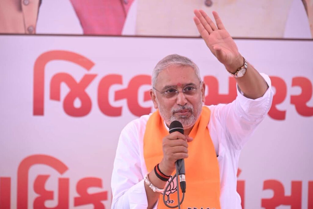 પ્રદેશ અધ્યક્ષ શ્રી જગદીશ પંચાલની અધ્યક્ષતામાં આજે પંચમહાલ જિલ્લાની 'મોરચા સંયુક્ત બેઠક' યોજાઈ.  આ પ્રસંગે પ્રદેશ મહામંત્રી શ્રી હિતેન્દ્રસિંહ ચૌહાણ, સાંસદ શ્રી રાજપાલસિંહ જાદવ, રાજ્યસભાના સાંસદ ડૉ.જસવંતસિંહ પરમાર, શહેરાના ધારાસભ્ય શ્રી જેઠાભાઈ ભરવાડ, જિલ્લા પ્રમુખ શ્રી મયંકભાઈ દેસાઈ તથા હોદ્દેદારો ઉપસ્થિત રહ્યાં.