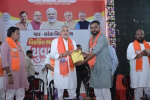 પ્રદેશ અધ્યક્ષ શ્રીજગદીશ પંચાલ આજે શહેરા ખાતે  'વિકસિત ભારત યુવા સંવાદ' કાર્યક્રમમાં યુવાનો સાથે સંવાદ કર્યો.  આ કાર્યક્રમમાં પ્રદેશ મહામંત્રી શ્રી હિતેન્દ્રસિંહ ચૌહાણ, સાંસદ શ્રી રાજપાલસિંહ જાદવ, રાજ્યસભાના સાંસદ ડૉ.જસવંતસિંહ પરમાર, શહેરાના ધારાસભ્ય શ્રી જેઠાભાઈ ભરવાડ, જિલ્લા પ્રમુખ શ્રી મયંકભાઈ દેસાઈ તથા હોદ્દેદારો અને યુવાનો ઉપસ્થિત રહ્યાં.