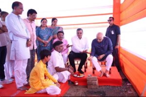 માનનીય મુખ્યમંત્રી શ્રી Bhupendra Patel ના વરદ્હસ્તે ગાંધીનગરને અમદાવાદ એરપોર્ટ સાથે જોડતા માર્ગ પર ભાટ ચાર રસ્તા પરના નવીન કેબલ સ્ટેડ ફ્લાયઓવર બ્રિજનું લોકાર્પણ કરવામાં આવ્યું હતું. માર્ગ-મકાન વિભાગ તથા અમદાવાદ શહેરી વિકાસ સત્તામંડળ (AUDA) દ્વારા સંયુકત રીતે ₹175 કરોડ જેટલા ખર્ચે નિર્માણ થયેલો 1.48 કિલોમીટરની લંબાઈ ધરાવતો આ બ્રિજ રાજ્યના શહેરી વિસ્તારનો પ્રથમ કેબલ સ્ટેડ ફ્લાયઓવર બ્રિજ છે.