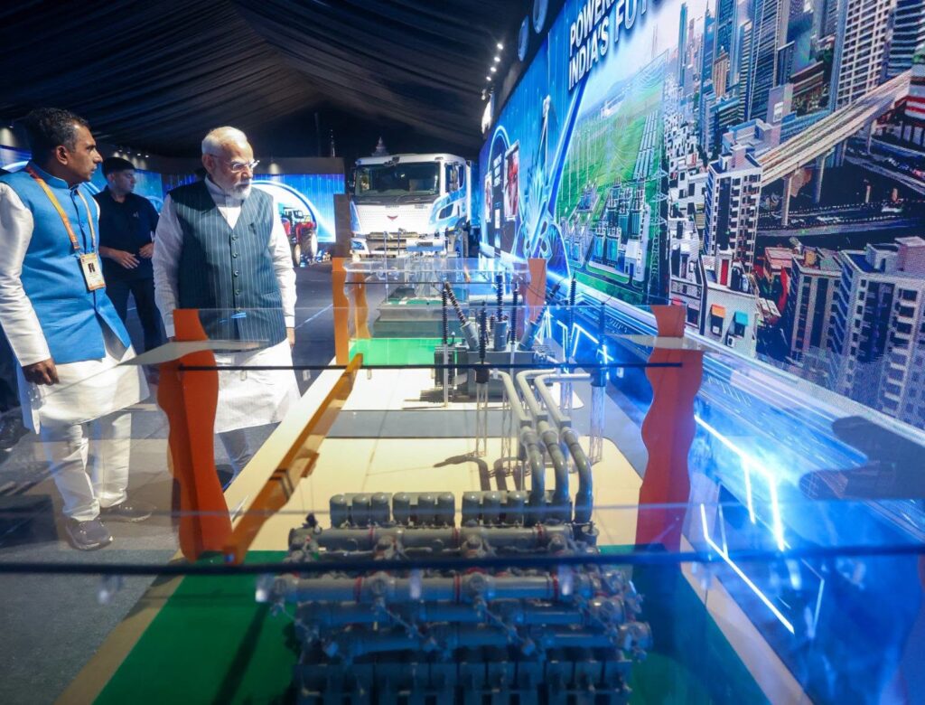 आत्मनिर्भर भारत की नई पहचान - सेमीकंडक्टर शक्ति! 🇮🇳 माननीय प्रधानमंत्री श्री नरेंद्र मोदी जी ने साणंद स्थित CG Semi OSAT प्लांट का निरीक्षण किया। #SemiconHubBharat