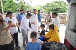 સેવા હી સંગઠન - આફતના સમયે જનસેવાનો અતૂટ સંકલ્પ! મહારાષ્ટ્રમાં અતિભારે વરસાદના પગલે વલસાડ અને વાપી રેલવે સ્ટેશન પર અટવાયેલા મુસાફરો માટે વલસાડ જિલ્લા ભાજપ પરિવાર દ્વારા પાણી, ફૂડ પેકેટ અને અલ્પાહારની વ્યવસ્થા કરવામાં આવી. સાંસદ શ્રી ધવલભાઈ પટેલ અને જિલ્લા પ્રમુખ શ્રી હેમંતભાઈ કંસારાએ કટોકટીની આ ઘડીમાં મુસાફરોની સુવિધા માટે ખાનગી અને ST બસોની તાત્કાલિક વ્યવસ્થા કરવામાં આવી. દરેક પરિસ્થિતિમાં જનતાની પડખે ઊભા રહેવું એ જ ભારતીય જનતા પાર્ટીનો મંત્ર છે.