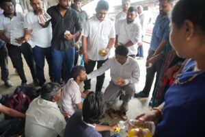 સેવા હી સંગઠન - આફતના સમયે જનસેવાનો અતૂટ સંકલ્પ! મહારાષ્ટ્રમાં અતિભારે વરસાદના પગલે વલસાડ અને વાપી રેલવે સ્ટેશન પર અટવાયેલા મુસાફરો માટે વલસાડ જિલ્લા ભાજપ પરિવાર દ્વારા પાણી, ફૂડ પેકેટ અને અલ્પાહારની વ્યવસ્થા કરવામાં આવી. સાંસદ શ્રી ધવલભાઈ પટેલ અને જિલ્લા પ્રમુખ શ્રી હેમંતભાઈ કંસારાએ કટોકટીની આ ઘડીમાં મુસાફરોની સુવિધા માટે ખાનગી અને ST બસોની તાત્કાલિક વ્યવસ્થા કરવામાં આવી. દરેક પરિસ્થિતિમાં જનતાની પડખે ઊભા રહેવું એ જ ભારતીય જનતા પાર્ટીનો મંત્ર છે.