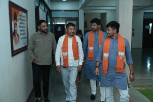 ભાજપ એક પરિવાર છે..! ભારતીય જનતા પાર્ટી લદ્દાખના પ્રદેશ અધ્યક્ષ શ્રી તાશી ગ્યાલત્સન ખાચૂજીએ આજે પ્રદેશ કાર્યાલય 'શ્રી કમલમ્'ની શુભેચ્છા મુલાકાત લીધી. આ અવસરે પ્રદેશ અધ્યક્ષ શ્રી જગદીશ પંચાલે  તેમનું આત્મીય સ્વાગત સહ સન્માન કર્યું.