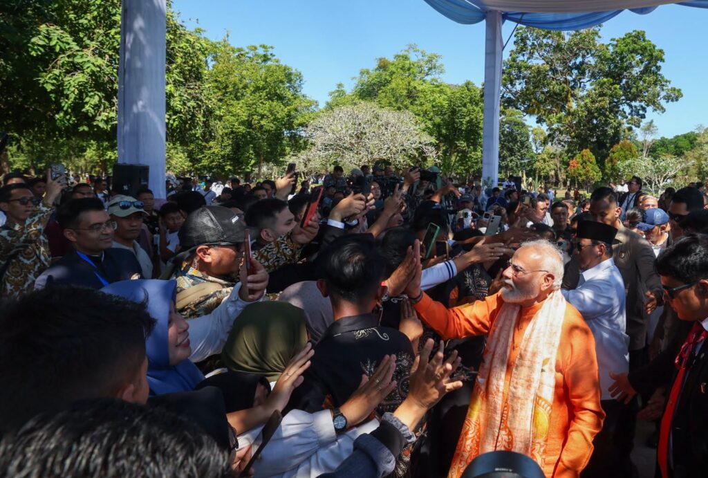 इंडोनेशिया में सनातन परम्परा का जयजयकार 🚩 माननीय प्रधानमंत्री श्री नरेंद्र मोदीजी ने  इंडोनेशिया स्थित यूनेस्को विश्व धरोहर प्रम्बानन मंदिर परिसर में दर्शन किए।  भारतीय पुरातत्व सर्वेक्षण (एएसआई) द्वारा प्रम्बानन मंदिर परिसर के संरक्षण एवं जीर्णोद्धार परियोजना के शुभारंभ के उपलक्ष्य में स्मारक पट्टिका का अनावरण किया।