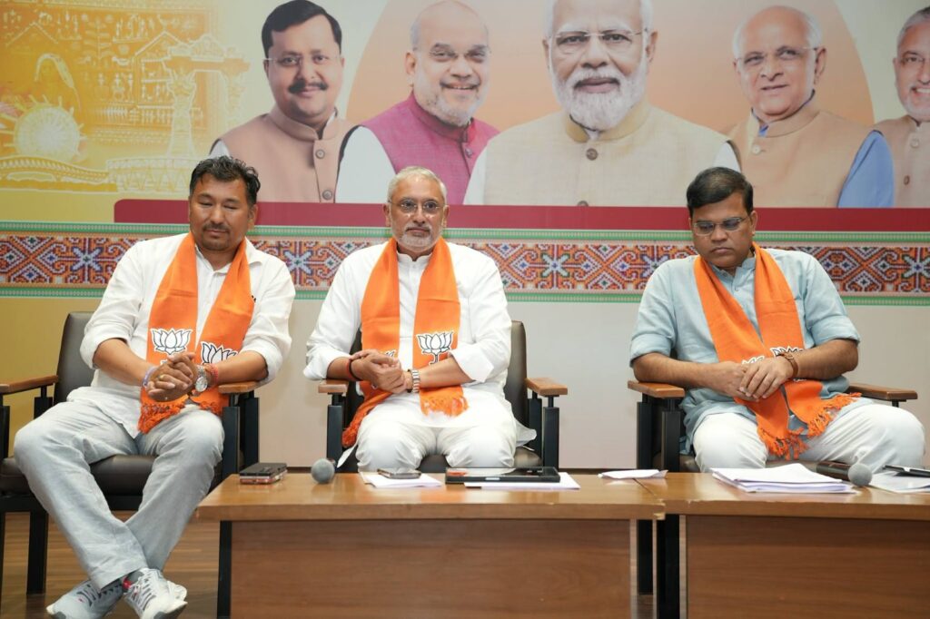 ભાજપ એક પરિવાર છે..! ભારતીય જનતા પાર્ટી લદ્દાખના પ્રદેશ અધ્યક્ષ શ્રી તાશી ગ્યાલત્સન ખાચૂજીએ આજે પ્રદેશ કાર્યાલય 'શ્રી કમલમ્'ની શુભેચ્છા મુલાકાત લીધી. આ અવસરે પ્રદેશ અધ્યક્ષ શ્રી જગદીશ પંચાલે  તેમનું આત્મીય સ્વાગત સહ સન્માન કર્યું.