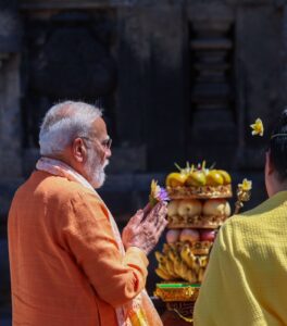 इंडोनेशिया में सनातन परम्परा का जयजयकार 🚩 माननीय प्रधानमंत्री श्री नरेंद्र मोदीजी ने  इंडोनेशिया स्थित यूनेस्को विश्व धरोहर प्रम्बानन मंदिर परिसर में दर्शन किए।  भारतीय पुरातत्व सर्वेक्षण (एएसआई) द्वारा प्रम्बानन मंदिर परिसर के संरक्षण एवं जीर्णोद्धार परियोजना के शुभारंभ के उपलक्ष्य में स्मारक पट्टिका का अनावरण किया।