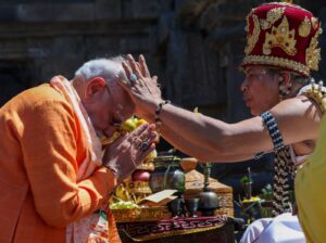 इंडोनेशिया में सनातन परम्परा का जयजयकार 🚩 माननीय प्रधानमंत्री श्री नरेंद्र मोदीजी ने  इंडोनेशिया स्थित यूनेस्को विश्व धरोहर प्रम्बानन मंदिर परिसर में दर्शन किए।  भारतीय पुरातत्व सर्वेक्षण (एएसआई) द्वारा प्रम्बानन मंदिर परिसर के संरक्षण एवं जीर्णोद्धार परियोजना के शुभारंभ के उपलक्ष्य में स्मारक पट्टिका का अनावरण किया।