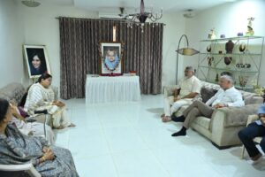 પ્રદેશ અધ્યક્ષ શ્રી Jagdish Panchal એ આજે જામનગર પ્રવાસ દરમિયાન સાંસદ શ્રીમતી પૂનમબેન માડમના માતૃશ્રી સ્વ. દિનાબેન માડમને પુષ્પાંજલિ અર્પણ કરી ભાવભીની શ્રદ્ધાંજલિ પાઠવી.