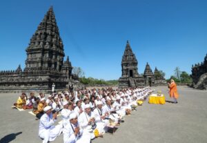 इंडोनेशिया में सनातन परम्परा का जयजयकार 🚩 माननीय प्रधानमंत्री श्री नरेंद्र मोदीजी ने इंडोनेशिया स्थित यूनेस्को विश्व धरोहर प्रम्बानन मंदिर परिसर में दर्शन किए। भारतीय पुरातत्व सर्वेक्षण (एएसआई) द्वारा प्रम्बानन मंदिर परिसर के संरक्षण एवं जीर्णोद्धार परियोजना के शुभारंभ के उपलक्ष्य में स्मारक पट्टिका का अनावरण किया।
