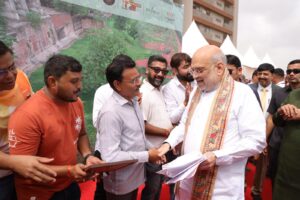 પ્રકૃતિનો હરિયાળો રંગ, ઉજ્જવળ ભવિષ્યનો સંગ...  સામૂહિક વૃક્ષારોપણ અભિયાન અંતર્ગત માનનીય કેન્દ્રીય ગૃહ અને સહકાર મંત્રી શ્રી અમિત શાહ  અને માનનીય મુખ્યમંત્રી શ્રી ભૂપેન્દ્ર પટેલ  દ્વારા ઘાટલોડિયા વિધાનસભાના ભાડજ ખાતે વૃક્ષારોપણ કરવામાં આવ્યું. #एक_पेड़_माँ_के_नाम