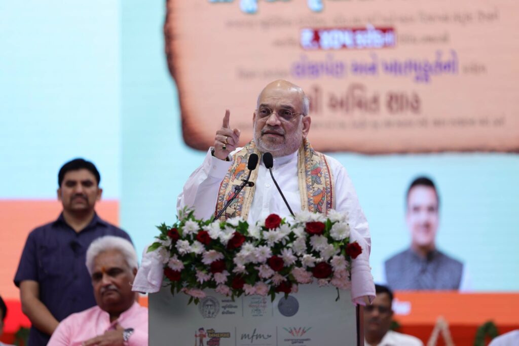 માનનીય કેન્દ્રીય ગૃહ અને સહકાર મંત્રી શ્રી અમિત શાહના શુભહસ્તે તથા માનનીય મુખ્યમંત્રી શ્રી ભૂપેન્દ્ર પટેલ અને પ્રદેશ અધ્યક્ષ શ્રી જગદીશ પંચાલની વિશેષ ઉપસ્થિતિમાં આજે AMCના 'મિશન 5 મિલિયન ટ્રી' અભિયાન હેઠળ 'સામૂહિક વૃક્ષારોપણ કાર્યક્રમ'ના શુભારંભ થયો તથા ₹405 કરોડના વિકાસકાર્યોનું ઉદ્ઘાટન અને ખાતમુહૂર્ત કરવામાં આવ્યું.  આ અવસરે અમદાવાદ શહેરમાં 101 ઓક્સિજન પાર્કનું લોકાર્પણ પણ સંપન્ન થયું.  આ પ્રસંગે નાયબ મુખ્યમંત્રી શ્રી હર્ષ સંઘવી, રાજ્યકક્ષાના મંત્રી શ્રીમતી દર્શનાબેન વાઘેલા, મેયર શ્રી હિતેશભાઈ બારોટ, સાંસદ શ્રી હસમુખભાઈ પટેલ, શ્રી દિનેશભાઈ મકવાણા, ઇફ્કોના ચેરમેન શ્રી દિલીપભાઈ સંઘાણી, મહાનગરના અધ્યક્ષ શ્રી પ્રેરકભાઈ શાહ સહિત હોદ્દેદારો,ધારાસભ્યશ્રીઓ અને કાર્યકર્તાઓ અને નગરજનો ઉપસ્થિત રહ્યાં. #एक_पेड़_माँ_के_नाम