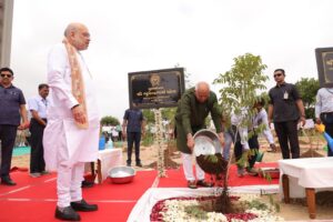 પ્રકૃતિનો હરિયાળો રંગ, ઉજ્જવળ ભવિષ્યનો સંગ...  સામૂહિક વૃક્ષારોપણ અભિયાન અંતર્ગત માનનીય કેન્દ્રીય ગૃહ અને સહકાર મંત્રી શ્રી અમિત શાહ  અને માનનીય મુખ્યમંત્રી શ્રી ભૂપેન્દ્ર પટેલ  દ્વારા ઘાટલોડિયા વિધાનસભાના ભાડજ ખાતે વૃક્ષારોપણ કરવામાં આવ્યું. #एक_पेड़_माँ_के_नाम