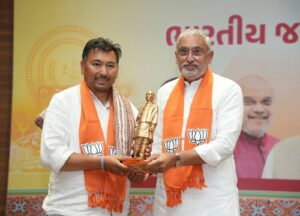 ભાજપ એક પરિવાર છે..! ભારતીય જનતા પાર્ટી લદ્દાખના પ્રદેશ અધ્યક્ષ શ્રી તાશી ગ્યાલત્સન ખાચૂજીએ આજે પ્રદેશ કાર્યાલય 'શ્રી કમલમ્'ની શુભેચ્છા મુલાકાત લીધી. આ અવસરે પ્રદેશ અધ્યક્ષ શ્રી જગદીશ પંચાલે  તેમનું આત્મીય સ્વાગત સહ સન્માન કર્યું.