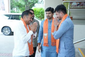 ભાજપ એક પરિવાર છે..! ભારતીય જનતા પાર્ટી લદ્દાખના પ્રદેશ અધ્યક્ષ શ્રી તાશી ગ્યાલત્સન ખાચૂજીએ આજે પ્રદેશ કાર્યાલય 'શ્રી કમલમ્'ની શુભેચ્છા મુલાકાત લીધી. આ અવસરે પ્રદેશ અધ્યક્ષ શ્રી જગદીશ પંચાલે  તેમનું આત્મીય સ્વાગત સહ સન્માન કર્યું.