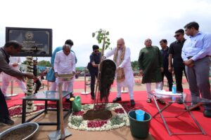 જ્યાં પ્રકૃતિ, ત્યાં પ્રગતિ સામૂહિક વૃક્ષારોપણ અભિયાન અંતર્ગત માનનીય કેન્દ્રીય ગૃહ અને સહકાર મંત્રી શ્રી અમિત શાહ દ્વારા વેજલપુર વિધાનસભાના બોપલ ખાતે વૃક્ષારોપણ કરવામાં આવ્યું. #एक_पेड़_माँ_के_नाम