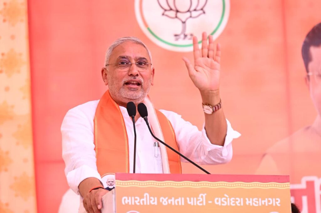 પ્રદેશ અધ્યક્ષ શ્રી જગદીશ પંચાલે આજે માંજલપુર વિધાનસભા પેટાચૂંટણીના મધ્યસ્થ કાર્યાલયનું ઉદ્ઘાટન કર્યું તથા કાર્યકર્તાઓ અને નગરજનો સાથે સંવાદ કર્યો.  આ પ્રસંગે પ્રદેશ અધ્યક્ષશ્રીએ સ્વ.યોગેશભાઈ પટેલના યોગદાનનું વર્ણન કર્યું તથા પેટાચૂંટણીના ઉમેદવાર શ્રી સતિષભાઈ પટેલને જંગી મતોથી વિજયી બનાવવા આહ્વાન કર્યું. વડોદરા મહાનગરના કાર્યકર્તાઓએ પ્રદેશ અધ્યક્ષશ્રીનું 25 હજાર નોટબુકોથી દ્વારા અભિવાદન કર્યું.  આ કાર્યક્રમમાં પ્રદેશ મહામંત્રી શ્રી હિતેન્દ્રસિંહ ચૌહાણ, કેબિનેટ મંત્રી શ્રી રમણભાઈ સોલંકી, પ્રદેશ ઉપાધ્યક્ષ શ્રી રસિકભાઈ પ્રજાપતિ, રાજ્યકક્ષાના મંત્રી શ્રીમતી મનીષાબેન વકીલ, વિધાનસભાના મુખ્ય દંડક શ્રી બાળકૃષ્ણભાઈ શુક્લ, યુવા મોરચાના પ્રદેશ પ્રમુખ અને સાંસદ ડૉ.હેમાંગભાઈ જોષી, મહાનગરના અધ્યક્ષ ડૉ.જયપ્રકાશભાઈ સોની, મેયર શ્રીમતી ગીતાબેન મકવાણા સહિત હોદ્દેદારો, ધારાસભ્યો અને મોટી સંખ્યામાં કાર્યકર્તાઓ અને નગરજનો ઉપસ્થિત રહ્યાં.
