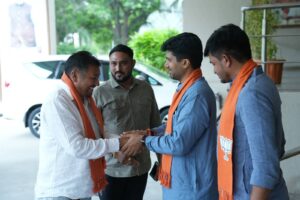 ભાજપ એક પરિવાર છે..! ભારતીય જનતા પાર્ટી લદ્દાખના પ્રદેશ અધ્યક્ષ શ્રી તાશી ગ્યાલત્સન ખાચૂજીએ આજે પ્રદેશ કાર્યાલય 'શ્રી કમલમ્'ની શુભેચ્છા મુલાકાત લીધી. આ અવસરે પ્રદેશ અધ્યક્ષ શ્રી જગદીશ પંચાલે  તેમનું આત્મીય સ્વાગત સહ સન્માન કર્યું.