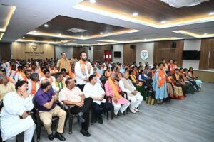 સશક્ત કાર્યકર્તા, મજબૂત સંગઠન  પ્રદેશ અધ્યક્ષ શ્રી જગદીશ પંચાલની અધ્યક્ષતામાં આજે વડોદરા મહાનગર કાર્યાલય 'શ્રી કમલમ્' ખાતે 'બૃહદ કાર્યકર્તા બેઠક' યોજાઈ. આ બેઠકમાં પ્રદેશ અધ્યક્ષશ્રીએ મહાનગરના હોદ્દેદારો અને કાર્યકર્તાઓ સાથે સંવાદ કર્યો.  આ પ્રસંગે આ કાર્યક્રમમાં પ્રદેશ મહામંત્રી શ્રી હિતેન્દ્રસિંહ ચૌહાણ, કેબિનેટ મંત્રી શ્રી રમણભાઈ સોલંકી, પ્રદેશ ઉપાધ્યક્ષ શ્રી રસિકભાઈ પ્રજાપતિ, વિધાનસભાના મુખ્ય દંડક શ્રી બાળકૃષ્ણભાઈ શુક્લ, યુવા મોરચાના પ્રદેશ પ્રમુખ અને સાંસદ ડૉ.હેમાંગભાઈ જોષી, મહાનગરના અધ્યક્ષ ડૉ.જયપ્રકાશભાઈ સોની, મેયર શ્રીમતી ગીતાબેન મકવાણા સહિત હોદ્દેદારો અને કાર્યકર્તાઓ ઉપસ્થિત રહ્યાં.