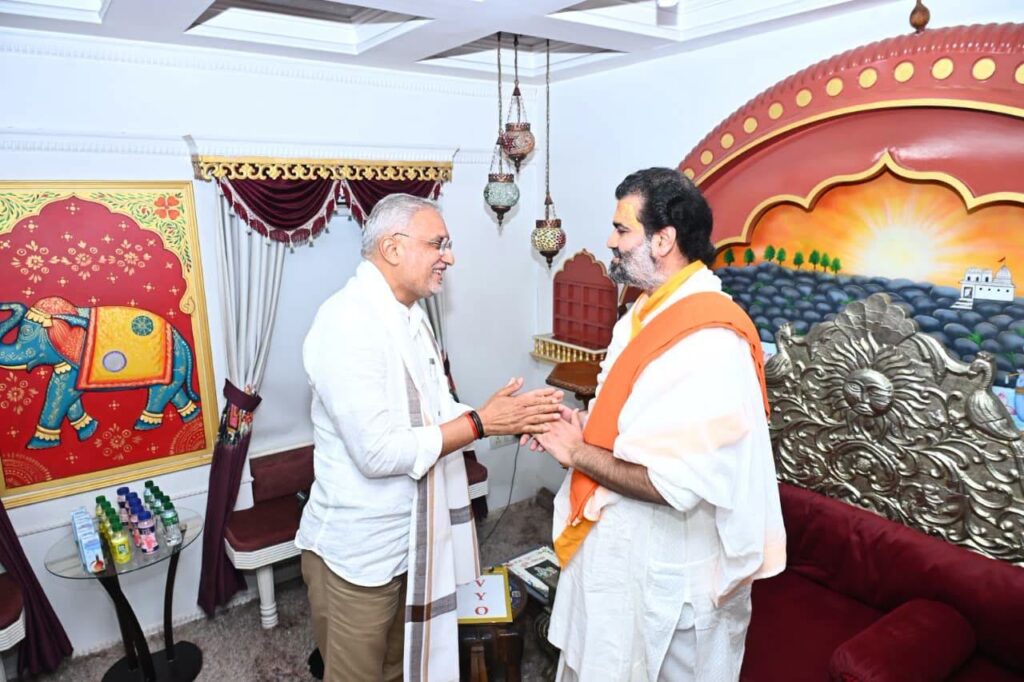 પ્રદેશ અધ્યક્ષ શ્રી જગદીશ પંચાલે આજે વડોદરા મહાનગર ખાતે વ્રજધામ સંકુલની મુલાકાત લીધી અને વૈષ્ણવાચાર્ય પરમ પૂજ્ય ગોસ્વામી 108 શ્રી વ્રજરાજકુમાર મહોદયશ્રી સાથે મુલાકાત કરી આશીર્વાદ મેળવ્યા.