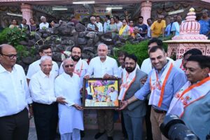 પ્રદેશ અધ્યક્ષ શ્રી જગદીશ પંચાલે આજે વડોદરા મહાનગર ખાતે વ્રજધામ સંકુલની મુલાકાત લીધી અને વૈષ્ણવાચાર્ય પરમ પૂજ્ય ગોસ્વામી 108 શ્રી વ્રજરાજકુમાર મહોદયશ્રી સાથે મુલાકાત કરી આશીર્વાદ મેળવ્યા.