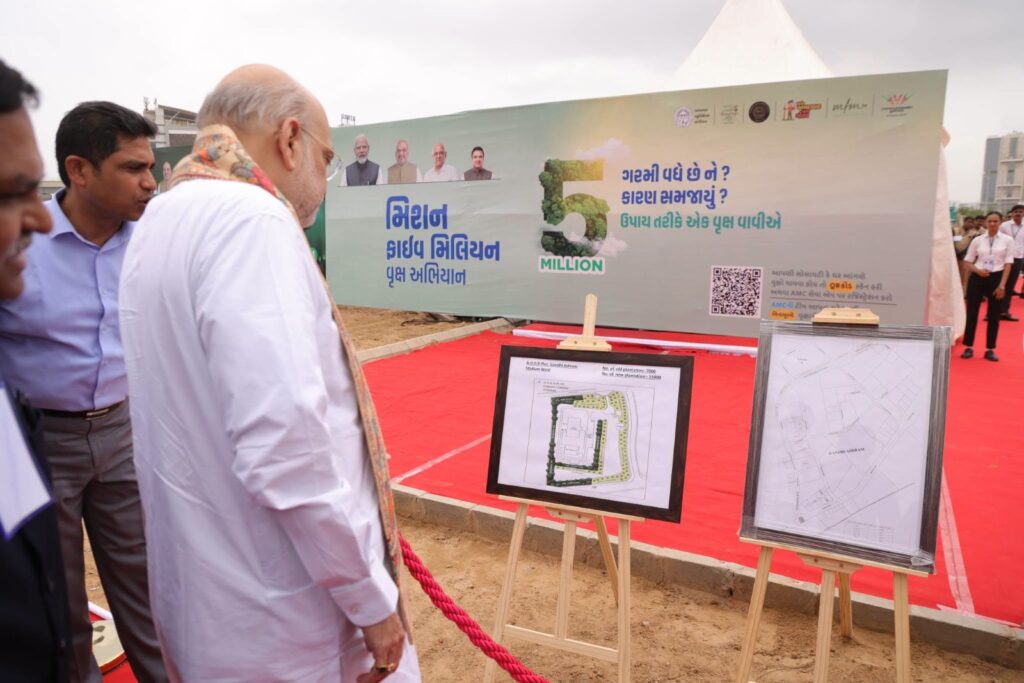 प्रकृति रक्षति रक्षितः 🌱 સામૂહિક વૃક્ષારોપણ અભિયાન અંતર્ગત માનનીય કેન્દ્રીય ગૃહ અને સહકાર મંત્રી શ્રી અમિત શાહ  દ્વારા નારણપુરા વિધાનસભાના સ્ટેડિયમ વોર્ડ ખાતે વૃક્ષારોપણ કરવામાં આવ્યું. #एक_पेड़_माँ_के_नाम