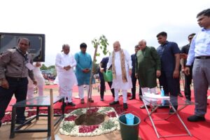 જ્યાં પ્રકૃતિ, ત્યાં પ્રગતિ સામૂહિક વૃક્ષારોપણ અભિયાન અંતર્ગત માનનીય કેન્દ્રીય ગૃહ અને સહકાર મંત્રી શ્રી અમિત શાહ દ્વારા વેજલપુર વિધાનસભાના બોપલ ખાતે વૃક્ષારોપણ કરવામાં આવ્યું. #एक_पेड़_माँ_के_नाम