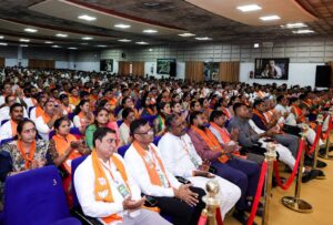 માનનીય કેન્દ્રીય ગૃહ અને સહકાર મંત્રી શ્રી Amit Shah એ આજે માનનીય મુખ્યમંત્રી શ્રી ભૂપેન્દ્ર પટેલની વિશેષ ઉપસ્થિતિમાં 'ગાંધીનગર લોકસભા'ના સામૂહિક વૃક્ષારોપણ અભિયાનને સફળ બનાવવામાં અગત્યની ભૂમિકા ભજવનાર કાર્યકર્તાઓ સાથે મુલાકાત કરી તથા અભિનંદન પાઠવ્યા.  આ પ્રસંગે આદરણીય અમિતભાઈએ સૌને આહ્વાન કર્યું કે, માત્ર વૃક્ષારોપણ જ નહીં, પરંતુ જ્યાં સુધી વાવેલા છોડ એક ઘટાદાર વૃક્ષ ન બની જાય ત્યાં સુધી તેની સંપૂર્ણ સારસંભાળ અને જતન કરવાની જવાબદારી પણ આપણે નિભાવવાની છે.