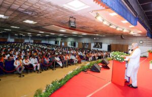 માનનીય કેન્દ્રીય ગૃહ અને સહકાર મંત્રી શ્રી Amit Shah એ આજે માનનીય મુખ્યમંત્રી શ્રી ભૂપેન્દ્ર પટેલની વિશેષ ઉપસ્થિતિમાં 'ગાંધીનગર લોકસભા'ના સામૂહિક વૃક્ષારોપણ અભિયાનને સફળ બનાવવામાં અગત્યની ભૂમિકા ભજવનાર કાર્યકર્તાઓ સાથે મુલાકાત કરી તથા અભિનંદન પાઠવ્યા.  આ પ્રસંગે આદરણીય અમિતભાઈએ સૌને આહ્વાન કર્યું કે, માત્ર વૃક્ષારોપણ જ નહીં, પરંતુ જ્યાં સુધી વાવેલા છોડ એક ઘટાદાર વૃક્ષ ન બની જાય ત્યાં સુધી તેની સંપૂર્ણ સારસંભાળ અને જતન કરવાની જવાબદારી પણ આપણે નિભાવવાની છે.