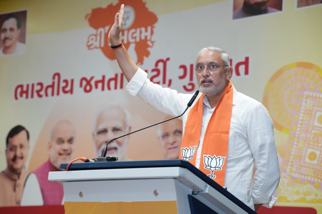 પ્રદેશ અધ્યક્ષ શ્રી જગદીશ પંચાલે આજે પ્રદેશ કાર્યાલય 'શ્રી કમલમ્' ખાતે ભારતીય જનતા યુવા મોરચાના હોદ્દેદારો સાથે પરિચય બેઠકમાં સંવાદ કર્યો તેમજ 'વિકસિત ભારતના નિર્માણમાં યુવાનોની ભાગીદારી' વિષય પર માર્ગદર્શન આપ્યું.  આ પ્રસંગે યુવા મોરચાના પ્રદેશ પ્રમુખ ડૉ. હેમાંગભાઈ જોષી, મોરચાના પ્રભારી શ્રી કિરીટભાઈ પટેલ સહિત મોરચાના હોદ્દેદારો ઉપસ્થિત રહ્યાં