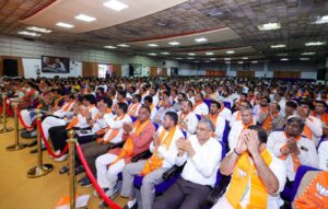 માનનીય કેન્દ્રીય ગૃહ અને સહકાર મંત્રી શ્રી Amit Shah એ આજે માનનીય મુખ્યમંત્રી શ્રી ભૂપેન્દ્ર પટેલની વિશેષ ઉપસ્થિતિમાં 'ગાંધીનગર લોકસભા'ના સામૂહિક વૃક્ષારોપણ અભિયાનને સફળ બનાવવામાં અગત્યની ભૂમિકા ભજવનાર કાર્યકર્તાઓ સાથે મુલાકાત કરી તથા અભિનંદન પાઠવ્યા.  આ પ્રસંગે આદરણીય અમિતભાઈએ સૌને આહ્વાન કર્યું કે, માત્ર વૃક્ષારોપણ જ નહીં, પરંતુ જ્યાં સુધી વાવેલા છોડ એક ઘટાદાર વૃક્ષ ન બની જાય ત્યાં સુધી તેની સંપૂર્ણ સારસંભાળ અને જતન કરવાની જવાબદારી પણ આપણે નિભાવવાની છે.