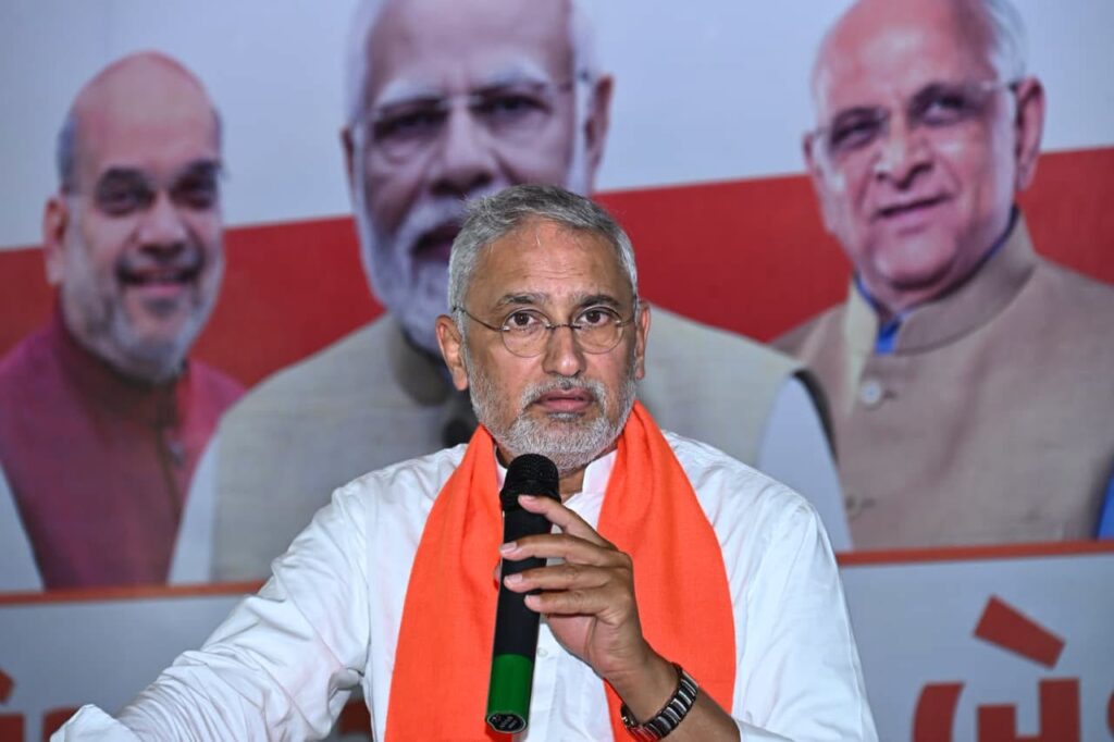 આજે વ્યારા ખાતે આયોજિત મોરચાની સંયુક્ત બેઠકમાં પ્રદેશ અધ્યક્ષ શ્રી Jagdish Panchal એ ઉપસ્થિત હોદ્દેદારો સાથે સંવાદ કરી સંગઠનાત્મક માર્ગદર્શન આપ્યું. આ પ્રસંગે પ્રદેશ મહામંત્રી ડૉ.પ્રશાંતભાઈ કોરાટ, સાંસદ શ્રી પ્રભુભાઈ વસાવા, જિલ્લા પ્રમુખ શ્રી સૂરજભાઈ વસાવા સહિત હોદ્દેદારો ઉપસ્થિત રહ્યાં.  #One_Day_One_Assembly